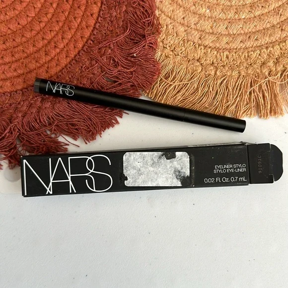 NIB Nars Eyeliner Stylo 8129 KOALA - Size 0.7mL / 0.02 Oz. - Picture 3 of 4